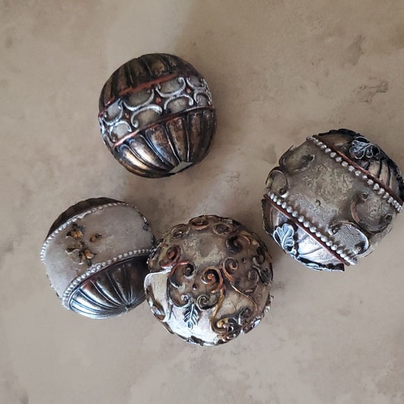 Pedestal Bowl with (4) Decorative Balls - Picture 2 of 8